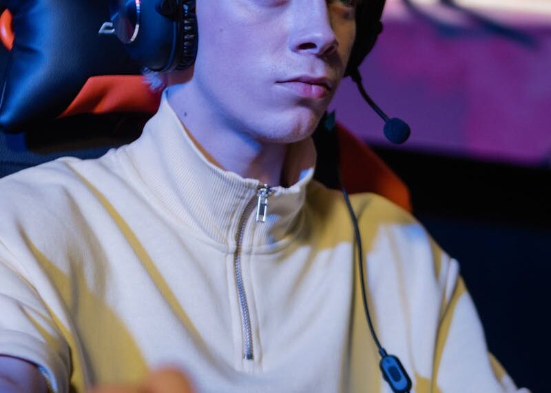 Gamer en puesto ergonómico cuidando su salud durante sesión
