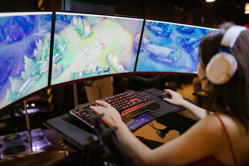 Streamer profesional transmitiendo contenido de gaming deportivo