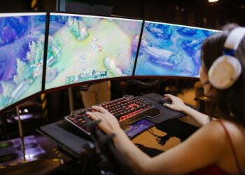 Creador de contenido gaming preparando su stream