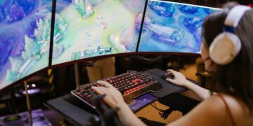 Creador de contenido gaming preparando su stream