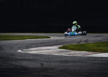 Piloto de karting compitiendo en circuito