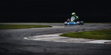 Piloto de karting compitiendo en circuito