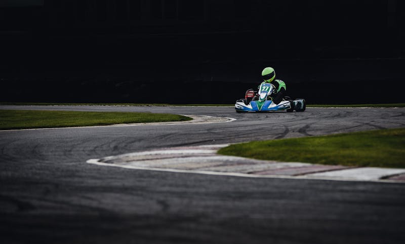 Piloto de karting compitiendo en circuito