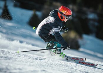 Deportista preparándose físicamente para la temporada de nieve