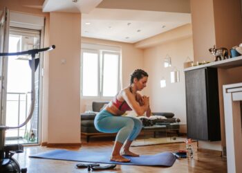 Cómo entrenar fuerza en casa para mejorar en deportes de aventura
